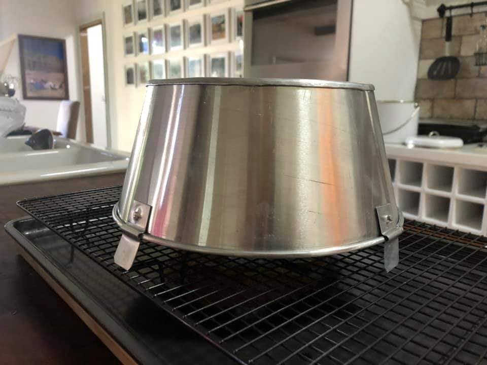 Loyang khusus chiffon dapat dibalik ketika dikeluarkan dari oven 